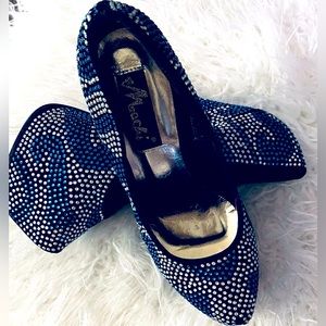 Woman Manchi silver and blue rhinestone high heeled shoes. Size 7/7.5,